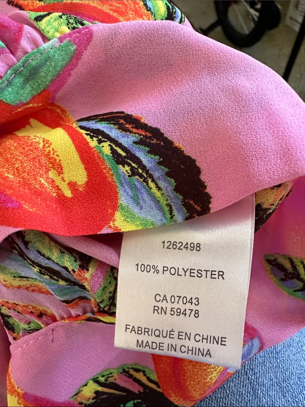 Joie NWT Bright Pink Tie-Front Button Down Fruit Print Crop Top size S - Picture 9 of 9